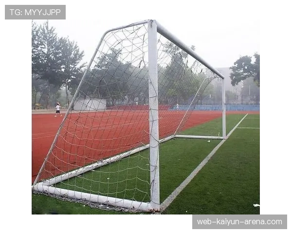 足球规则中合法冲撞的判定条件与裁判标准详解